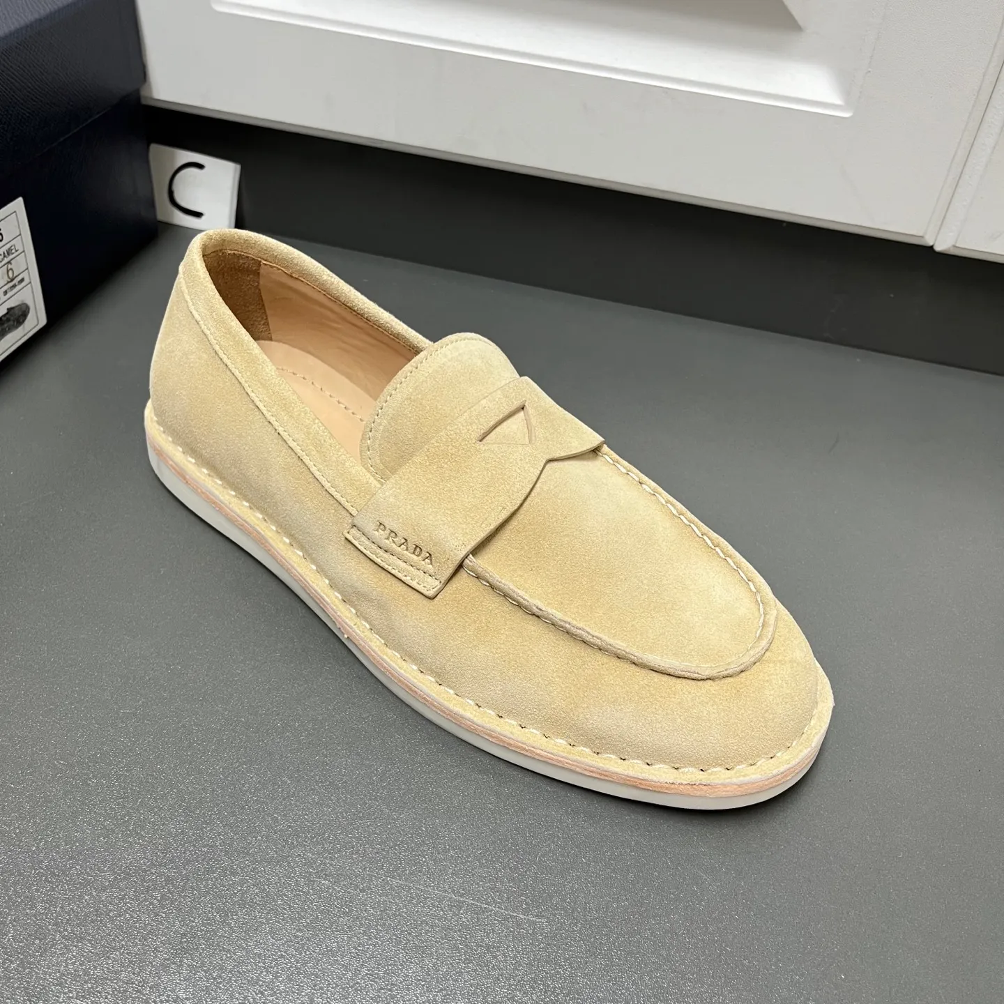 💰840 Prada men’s new suede leather loafers. Made of flocked cow second-layer leather, they combine classic design with handmade details, blending sophistication with casual comfort. Hot-stamped logo on the outside, topstitched seams on the skirt, 1.5cm white rubber sole with leather welt, dyed calfskin lining, silver-labeled cowhide feet, simple and elegant style, comes with a full set of original packaging dust bag! C leather shoe size: 39/40/41/42/43/44 Khaki Welcome to order